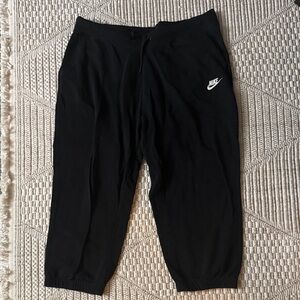 Nike Women's Black Capri Jogger Pants